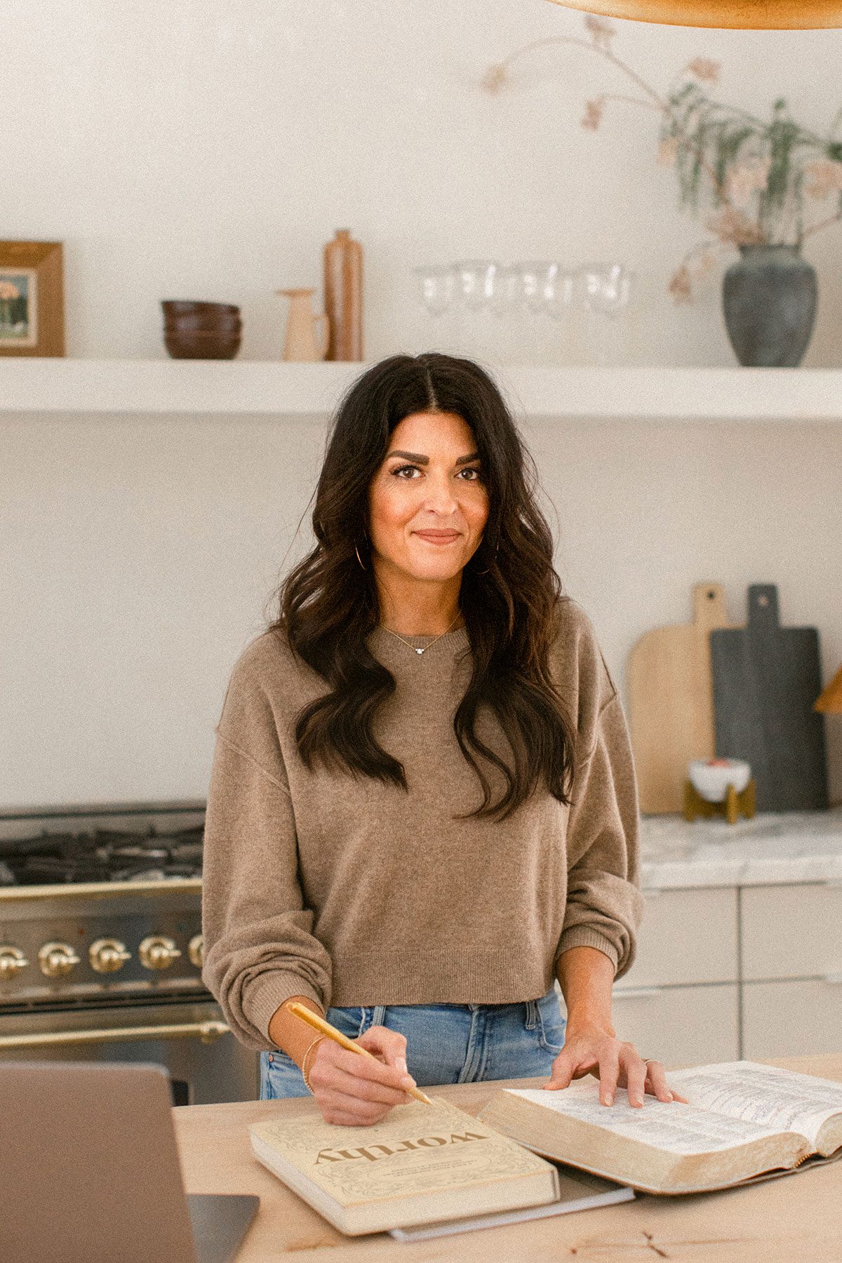 Jane-Johnson-book-Worthy-Bible-Commentary-Ephesians-Philippians-Galatians-Colossians-bio